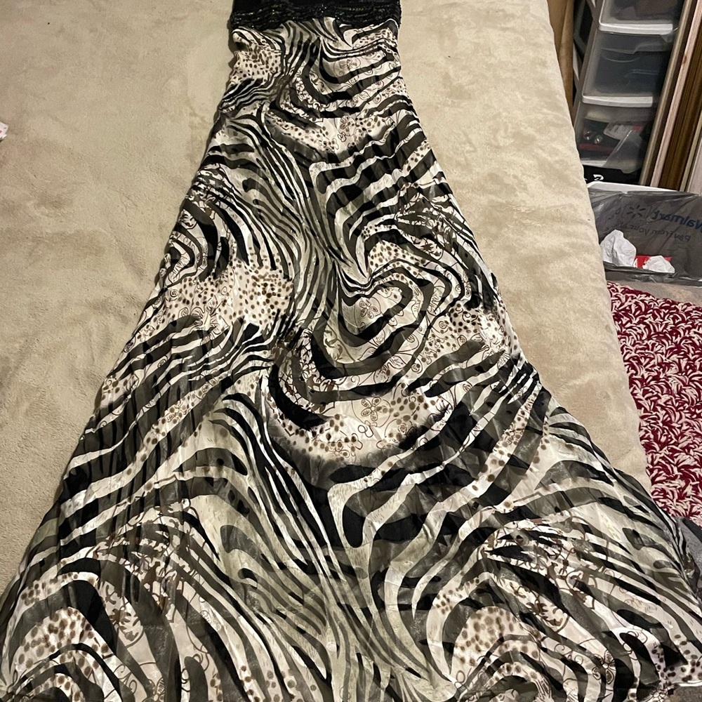 Elegant Black and White Patterned Dress - Picture 4 of 9